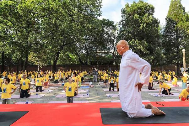 बीजिंग में अंतरराष्ट्रीय योग दिवस से पहले भारतीय दूतावास में योग कार्यक्रम में हिस्सा लेते चीनी योग प्रेमी