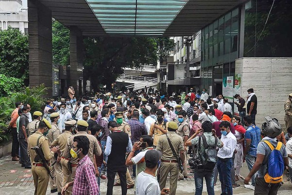 गाजियाबाद में पत्रकार विक्रम जोशी की हत्या के खिलाफ विरोध प्रदर्शन करते परिवार के सदस्य और समर्थक