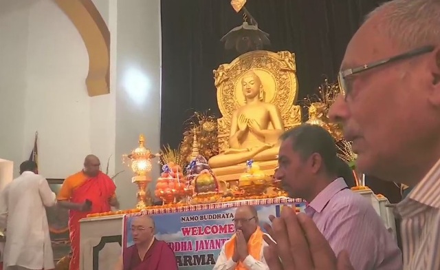बुद्ध पूर्णिमा के अवसर पर वाराणसी के पास सारनाथ मंदिर में पूजा अर्चना करते लोग