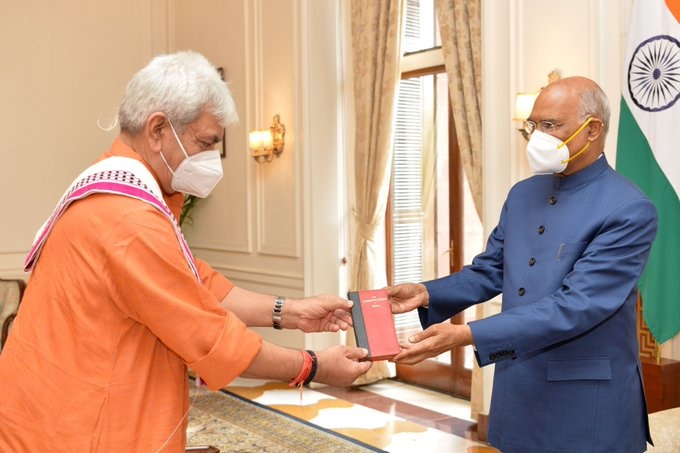 राष्ट्रपति भवन में राष्ट्रपति रामनाथ कोविंद से मुलाकात करते जम्मू-कश्मीर के उपराज्यपाल मनोज सिन्हा