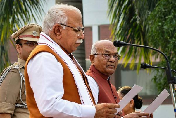 चंडीगढ़ स्थित हरियाणा राजभवन में हरियाणा के राज्यपाल सत्यदेव नारायण आर्य ने लगातार दूसरी बार हरियाणा के मुख्यमंत्री के रूप में मनोहर लाल खट्टर को शपथ दिलाई