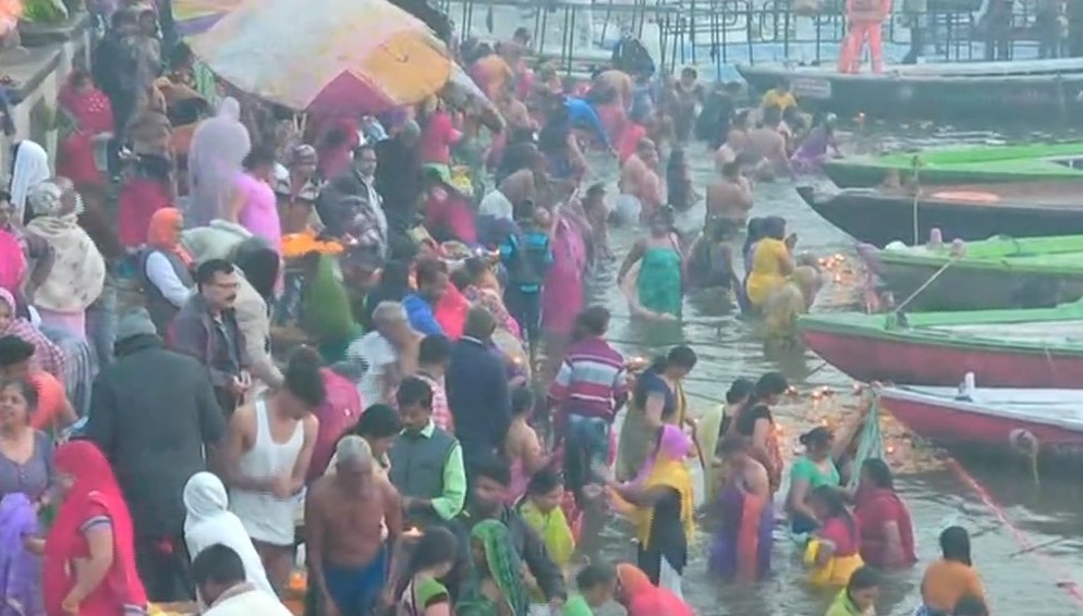 प्रयागराज कुंभ में मौनी अमावस्या पर दूसरे शाही स्नान पर संगम में डुबकी लगाते श्रद्धालु