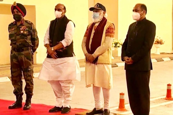 मनाली में अटल सुरंग के उद्घाटन के दौरान प्रधानमंत्री नरेंद्र मोदी, रक्षा मंत्री राजनाथ सिंह, हिमाचल प्रदेश के सीएम जय राम ठाकुर के साथ बीआरओ के महानिदेशक हरपाल सिंह