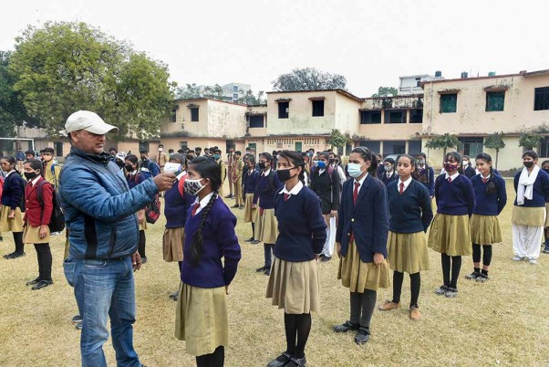 लखनऊ में शुरू 6 से 8वीं तक की कक्षाएं, एहतियातन बरतते हुए की जा रही थर्मल स्क्रीनिंग