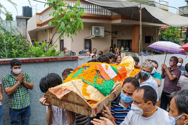 दक्षिण कश्मीर के त्राल इलाके में आतंकवादी हमले में शहीद भाजपा नेता राकेश पंडिता का पार्थिव शरीर