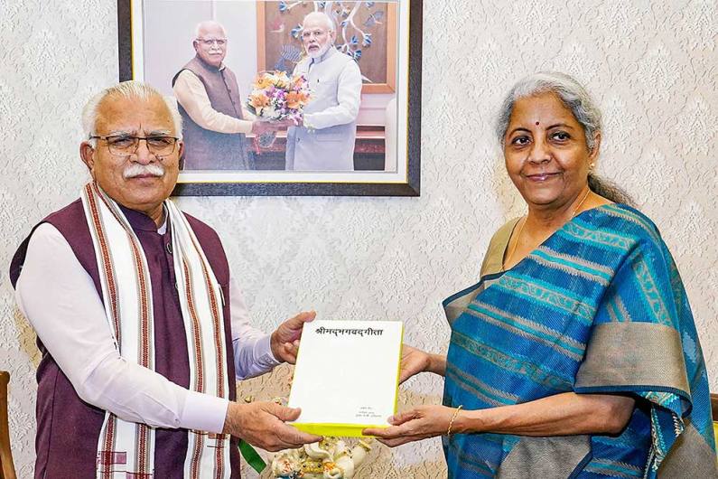 हरियाणा के सीएम मनोहर लाल ने चंडीगढ़ में एक बैठक में केंद्रीय वित्त मंत्री निर्मला सीतारमण को भेंट की भगवद गीता