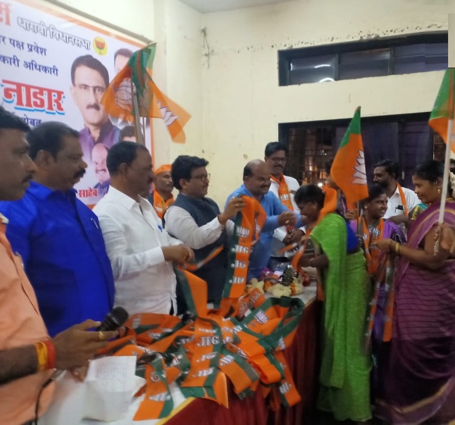 मुंबई के धारावी में आयोजित एक कार्यक्रम के दौरान भाजपा में शामिल होते शिवसेना के लगभग 400 कार्यकर्ता