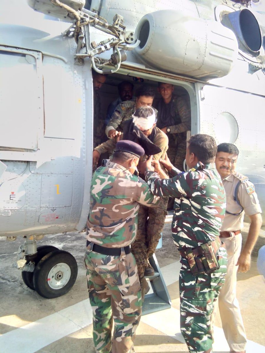 झारखंड में नक्सलियों के आईईडी धमाके में घायल हुए जवानों को एयरलिफ्ट कर रांची लाया गया