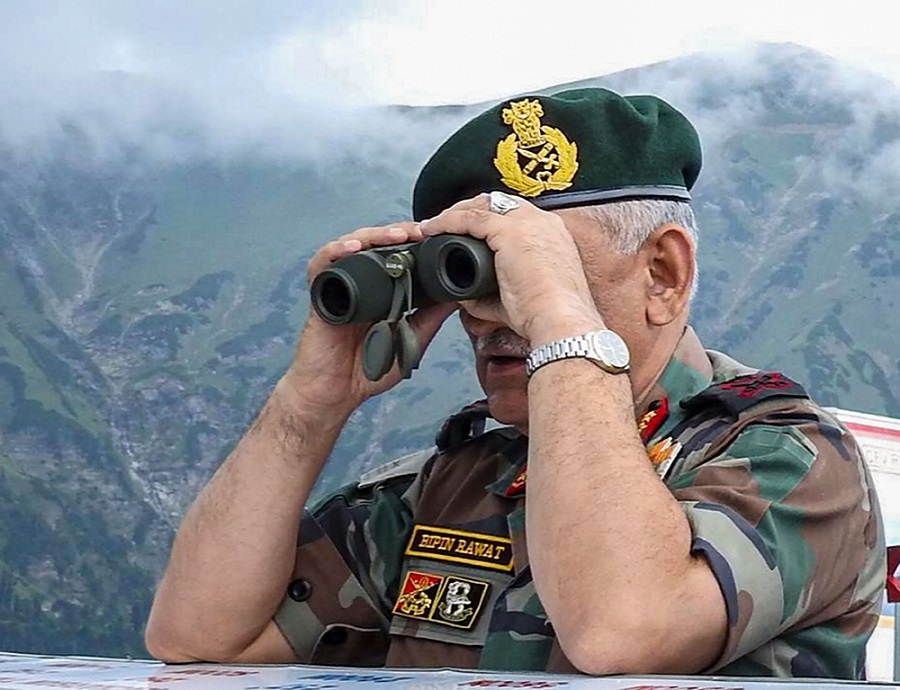 राजौरी में नियंत्रण रेखा के पास मौजूदा स्थिति का जायजा लेते सेना प्रमुख जनरल बिपिन रावत