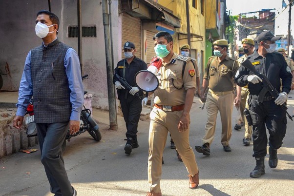 कोरोना वायरस के प्रकोप के मद्देनजर मुरादाबाद में लोगों से अपने घरों में रहने की अपील करते पुलिस और प्रशासनिक अधिकारी
