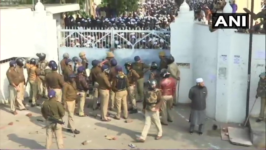 नागरिकता कानून के विरोध में लखनऊ के नदवा कॉलेज के छात्रों ने किया पथराव, कॉलेज का गेट बंद करते पुलिसकर्मी