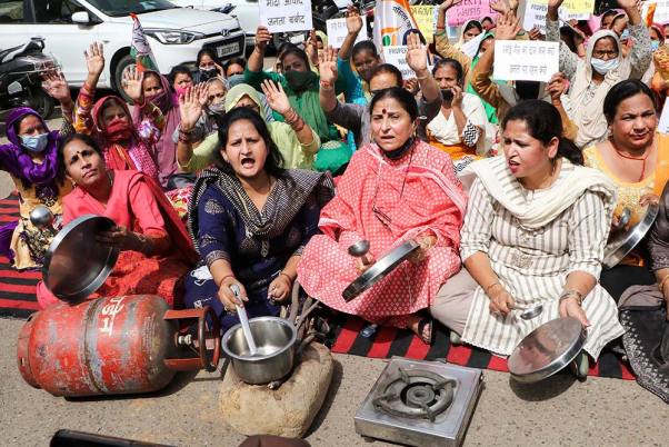 जम्मू में लगातार बढ़ रही पेट्रोल-डीजल की कीमतों के विरोध में महिला कांग्रेस के सदस्यों ने की नारेबाजी