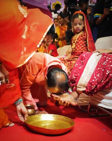 सीएम शिवराज व पत्नी साधना सिंह ने महानवमी पर कन्या पूजन कर, 350 से अधिक कन्याओं के पांव पखारे