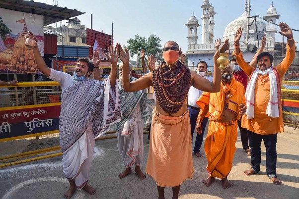 वाराणसी में लॉकडाउन के पांचवें चरण के दौरान प्रतिबंधों में दी गई ढील के बाद काशी विश्वनाथ मंदिर जाते श्रद्धालु