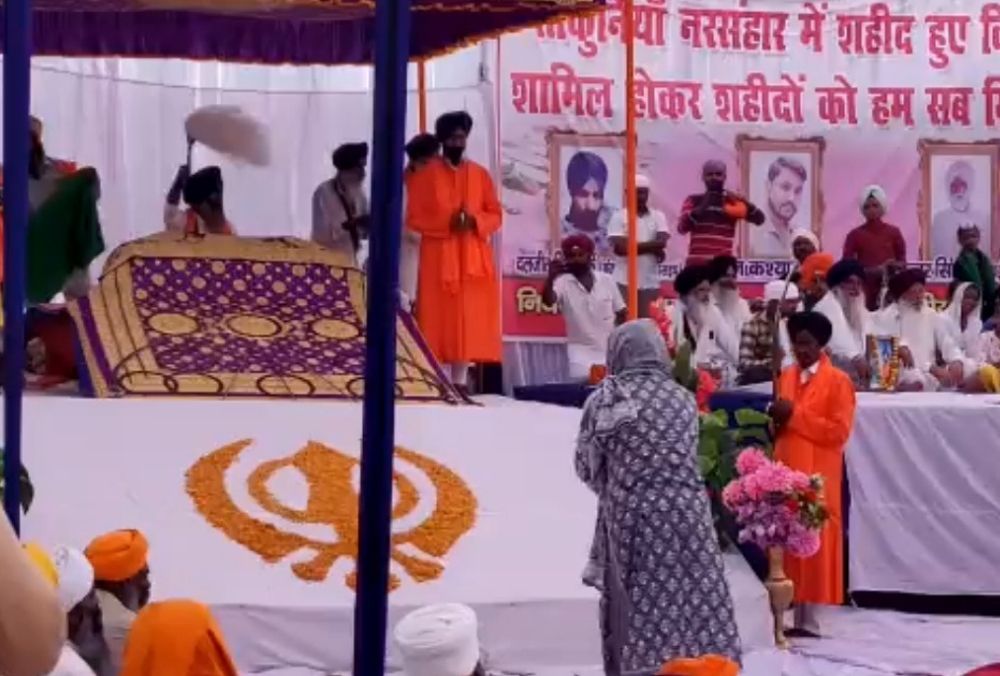 लखीमपुर खीरी की हिंसक घटना में मारे गए किसानों की अंतिम अरदास में शामिल हुईं कांग्रेस महासचिव प्रियंका गांधी