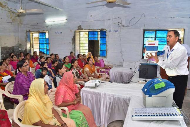 दूसरे चरण के चुनाव से पहले बीकानेर में ईवीएम के बारे में प्रशिक्षण देते चुनाव अधिकारी