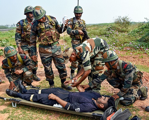 आंध्र प्रदेश के काकीनाडा में ट्राइ-सर्विसेज इंडिया-यूएस ह्यूमैनिटेरियन असिस्टेंस एंड डिजास्टर रिलीफ एम्फीबियस एक्सरसाइज के दौरान ड्रिल करते सेना के जवान
