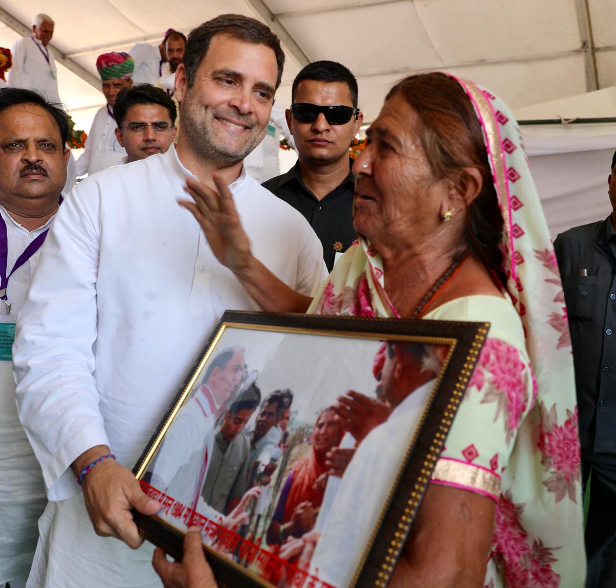 सालों पहले अकाल राहत कार्य के दौरान राजीव गांधी से हुई मुलाकात को नहीं भूली अजमेर की कमला शर्मा ने राहुल गांधी से मिलकर पुरानी यादें ताजा की, फोटो भी भेंट की