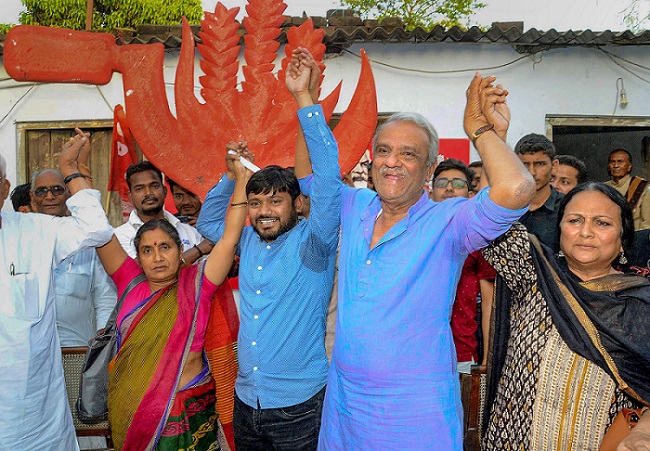 भाकपा के राष्ट्रीय सचिव के नारायण और जेएनयू छात्र संघ के पूर्व अध्यक्ष कन्हैया कुमार पटना में प्रेस कॉन्फ्रेंस से पहले इस तरह नजर आए