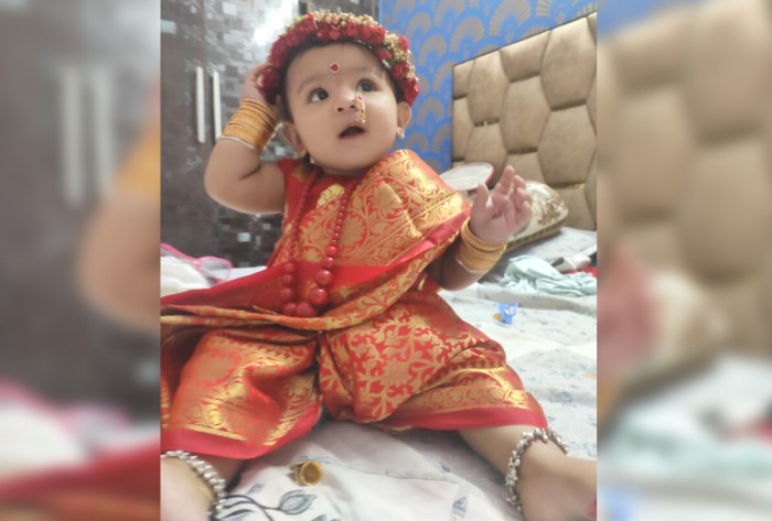 गणेश पूजन की तैयारी: पारम्परिक परिधान में सजी राजधानी दिल्ली की एक बच्ची