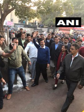 विधानसभा चुनाव में जीतने के बाद अरविंद केजरीवाल कनॉट प्लेस के हनुमान मंदिर पहुंचे