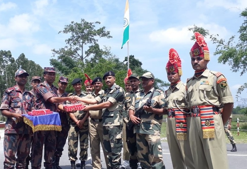 ईद-उल-फितर के मौके पर सीमा सुरक्षा बल के जवानों ने पश्चिम बंगाल के सिलीगुड़ी के पास भारत-बांग्लादेश सीमा पर फुलबाड़ी में बॉर्डर गार्ड्स बांग्लादेश के जवानों के साथ मिठाइयों का आदान-प्रदान किया।