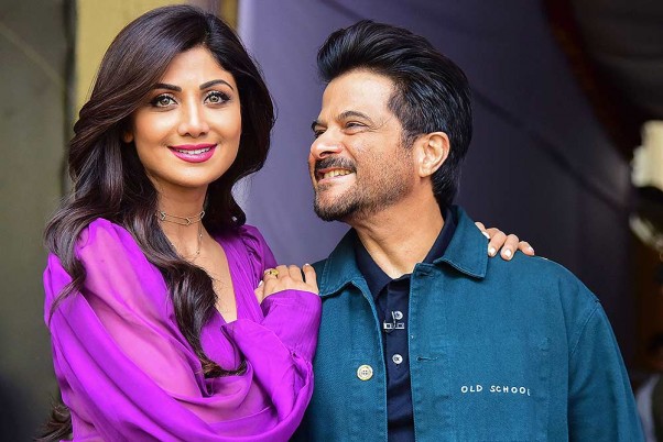 मुंबई के गोरेगांव में एक कार्यक्रम के दौरान पोज देते हुए फिल्म अभिनेता अनिल कपूर और अभिनेत्री शिल्पा शेट्टी