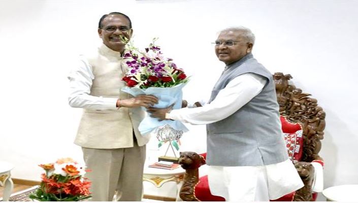 राज्यपाल श्री मंगुभाई पटेल से मुख्यमंत्री श्री चौहान ने की सौजन्य भेंट