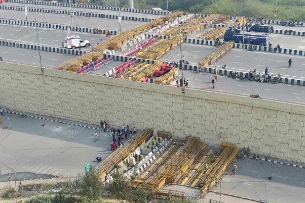 किसान आंदोलन को रोकने के लिए दिल्ली पुलिस ने गाजीपुर बार्डर पर की कई लेयरों की बैरिकेडिंग