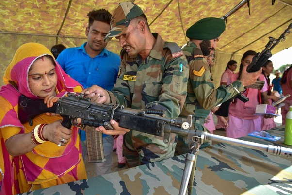 बीकानेर में 'नाउ योर आर्मी' प्रदर्शनी के दौरान एक आगंतुक का मार्गदर्शन करता सेना का जवान