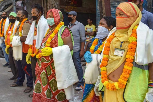 कोरोनावायरस के मद्देनजर लगाए गए लॉकडाउन के बीच प्रयागराज में एक समारोह के दौरान सम्मानित किए गए नगर निगम के कार्यकर्ता