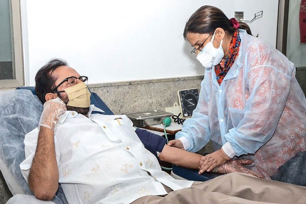 वर्ल्ड ब्लड डोनर डे पर भारतीय रेड क्रॉस सोसाइटी में रक्तदान करते केंद्रीय मंत्री मुख्तार अब्बास नकवी