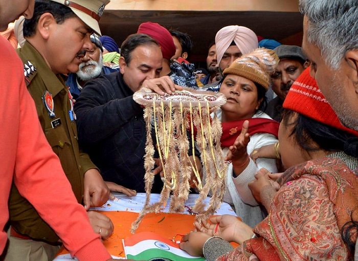गुरदासपुर जिले के दिना नगर में  शहीद सीआरपीएफ जवान मनिंदर सिंह को अंतिम विदाई देते उनके परिजन