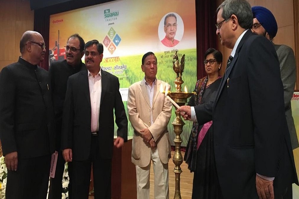 आउटलुक एग्रीकल्चर कॉनक्लेव एंड स्वराज अवॉर्ड्स में द्वीप प्रज्वलित करते मुख्य अतिथि