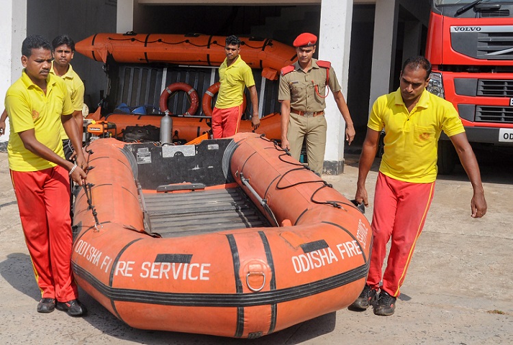 ओडिशा के भुवनेश्वर में चक्रवाती तूफान ‘फैनी’ के मद्देनजर फायर सर्विस और डिजास्टर रिस्पांस की टीम आपात स्थिति के लिए तैयारियों में जुटी