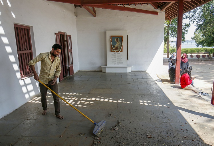 अमेरिकी राष्ट्रपति डोनाल्ड ट्रम्प के आगमन से पहले अहमदाबाद के गांधी आश्रम में तैयारियों में जुटा कर्मचारी