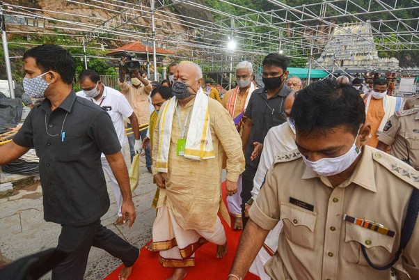 विजयवाड़ा में कनक दुर्गा मंदिर में देवी दुर्गा की पूजा-अर्चना करने के बाद बाहर निकलते आरएसएस प्रमुख मोहन भागवत