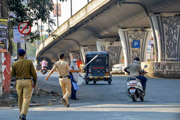 महाराष्ट्र के अमरावती में लॉकडाउन के बाद लोगों के सड़कों पर घुमने पर शक्ति बरतते  पुलिसकर्मी