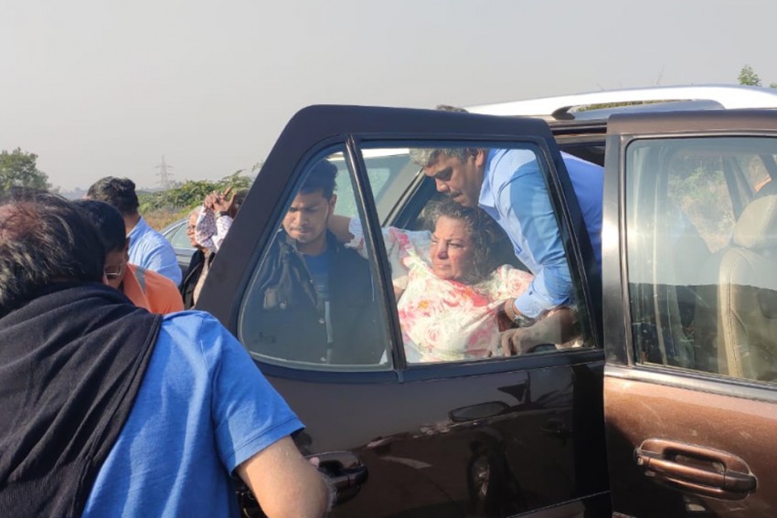 एक्ट्रेस शबाना आजमी मुंबई-पुणे एक्सप्रेस-वे पर सड़क दुर्घटना में घायल हो गईं