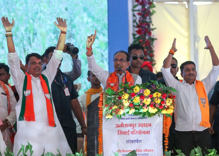 सीएम शिवराज की बड़ी घोषणा- सरकार बनने पर हर परिवार में एक व्यक्ति को दूंगा रोजगार, ताकि पलायन न करना पड़े