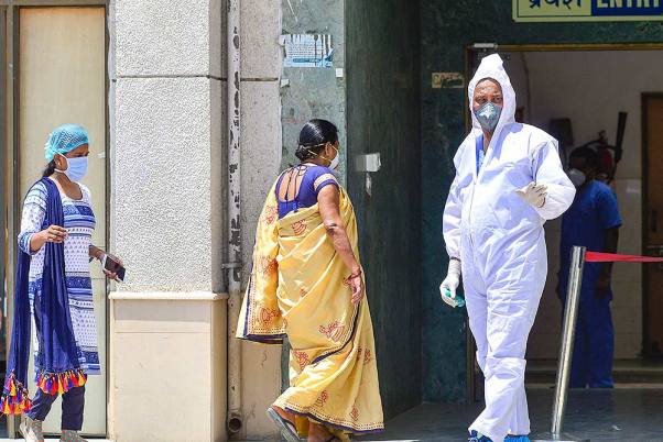लॉकडाउन के दौरान कोविड-19 टेस्ट के लिए दिल्ली के सरकारी अस्पताल में जाते कोरोना के संदिग्ध मरीज