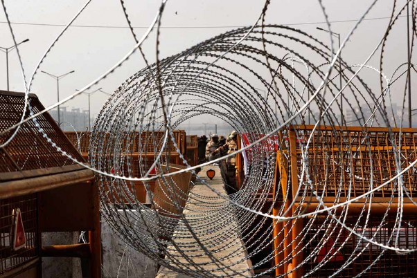 दिल्ली-यूपी बार्डर पर तैनात पैरा-मिलिट्री फोर्स के जवान, सुरक्षा के किए गए सारे इंतजाम