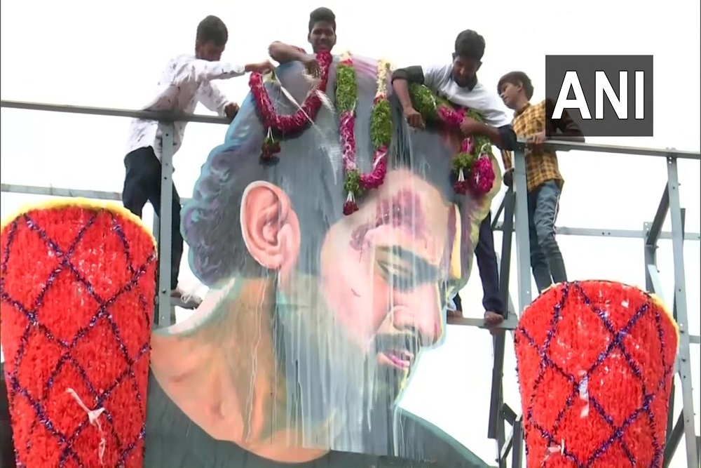 मचअवेटेड फिल्म ‘साहो’ की आज रिलीज के बाद साउथ के एक्टर प्रभास के कटआउट को दूध से नहलाते फैंस