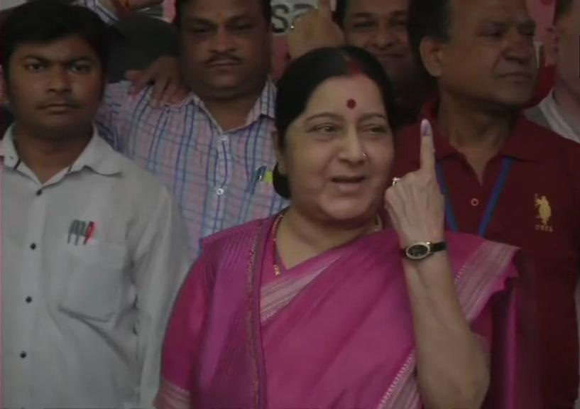 दिल्ली: औरंगजेब लेन में एनपी सीनियर सेकेंडरी स्कूल में मतदान केंद्र पर वोट डालने के बाद विदेश मंत्री सुषमा स्वराज