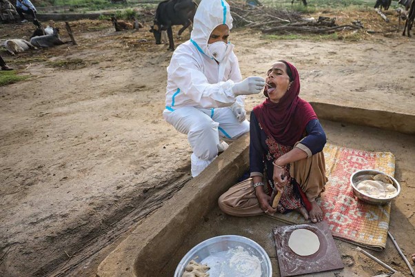 जम्मू के ग्रामीण इलाकों में कोविड-19 परीक्षण लेने पहुंचे स्वास्थ्य कार्यकर्ता