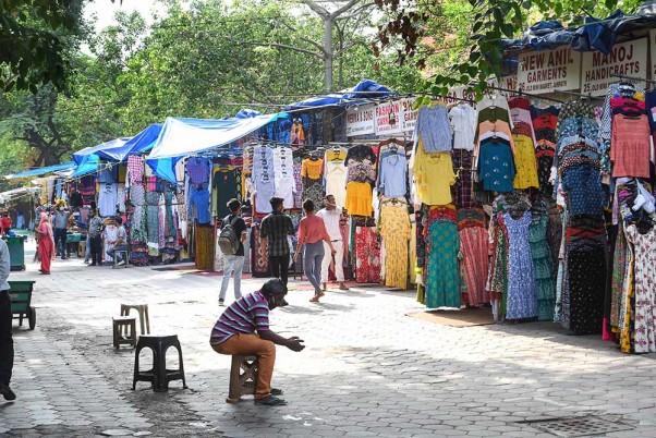 नई दिल्ली में अनलॉक 2.0 के दौरान जनपथ मार्केट में ग्राहकों का इंतजार करते दुकानदार