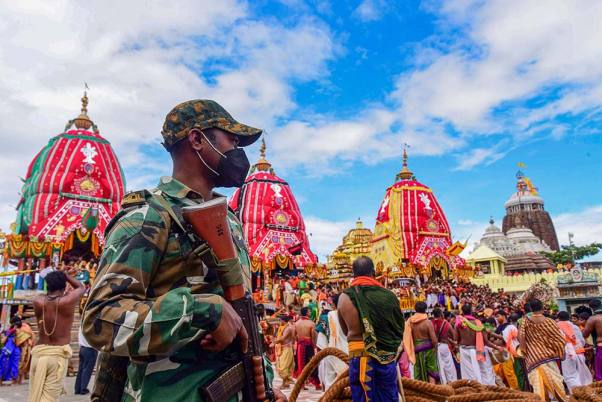 पुरी में जगन्नाथ भगवान की रथ यात्रा  के दौरान पहरा देते पुलिसकर्मी