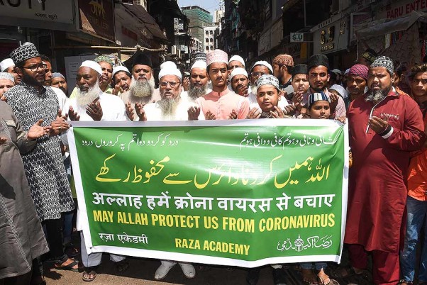 मुंबई में खत्री मस्जिद के बाहर कोरोना वायरस के मद्देनजर प्रार्थना सभा के दौरान रजा अकादमी के सदस्य