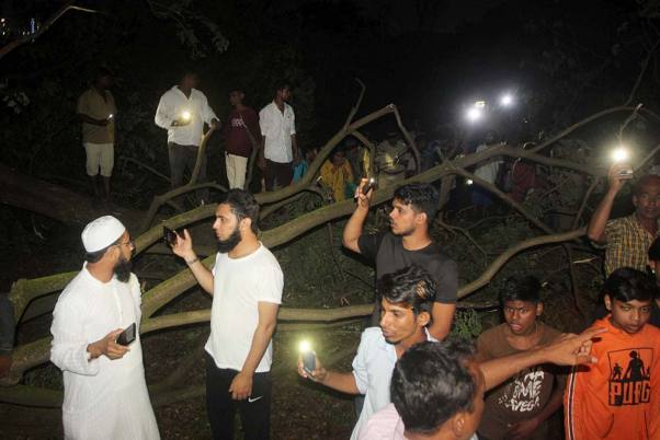 मुंबई के आरे कॉलोनी में पेड़ काटने के दौरान मेट्रो कार के शेड में घुसे प्रदर्शनकारी
