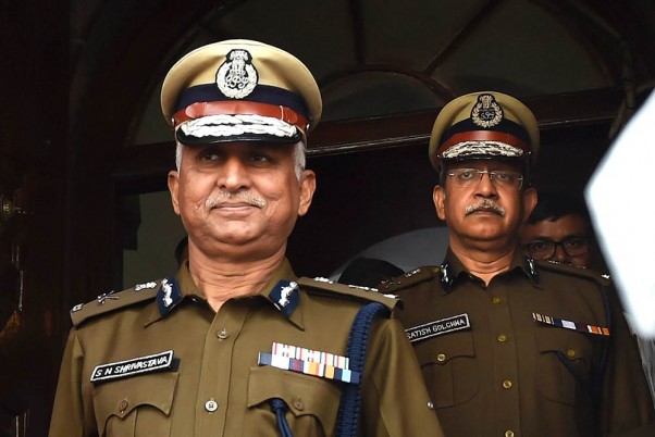 संसद भवन में केंद्रीय गृह मंत्री अमित शाह के साथ बैठक के बाद दिल्ली के पुलिस आयुक्त एसएन श्रीवास्तव